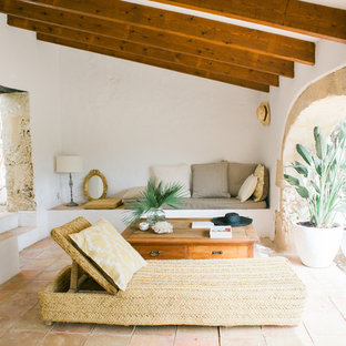 Imagen de terraza mediterránea, de tamaño medio, en anexo de casas, con suelo de baldosas