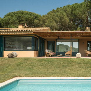 Esempio di un portico mediterraneo di medie dimensioni e dietro casa con un portico chiuso e piastrelle