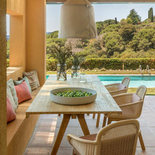 Ejemplo de terraza mediterránea, de tamaño medio, en patio trasero, con suelo de baldosas