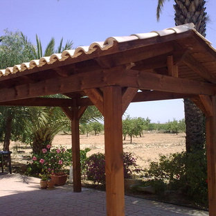 Foto di un portico tradizionale di medie dimensioni e nel cortile laterale con una pergola
