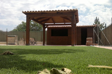 Diseño de terraza clásica renovada de tamaño medio en patio trasero con pérgola