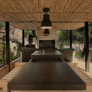 Imagen de terraza de estilo de casa de campo, grande, con cocina exterior y pérgola