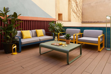 Diseño de terraza bohemia de tamaño medio en patio lateral con cocina exterior