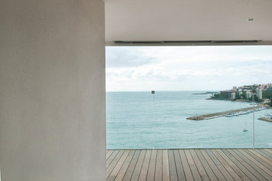マヨルカ島にあるトラディショナルスタイルのおしゃれなウッドデッキの写真