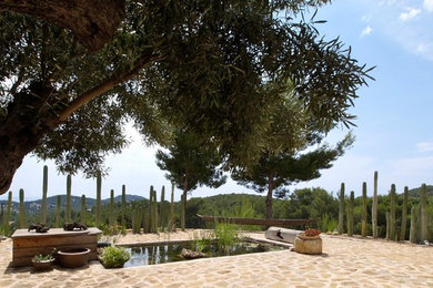 Modelo de terraza mediterránea grande sin cubierta en patio trasero