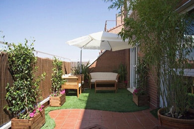 Diseño de terraza de tamaño medio sin cubierta en azotea con jardín de macetas