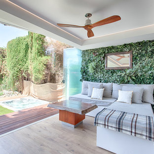 Foto de terraza contemporánea, de tamaño medio, en patio trasero y anexo de casas
