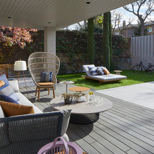 Diseño de terraza contemporánea en patio trasero y anexo de casas