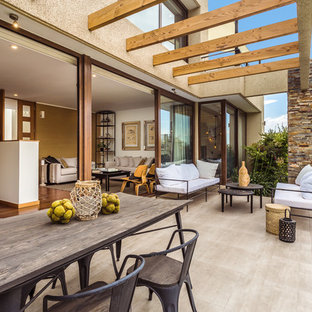 Diseño de terraza actual, en patio trasero, con pérgola