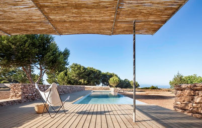 Modernidad y tradición en una piscina en la isla de Formentera