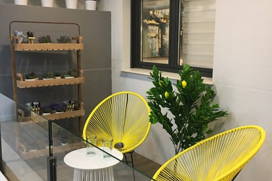 Imagen de terraza minimalista pequeña en patio lateral y anexo de casas