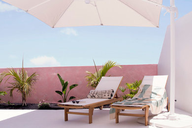 Imagen de terraza mediterránea de tamaño medio en patio trasero