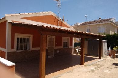 Foto de terraza tradicional renovada de tamaño medio en patio trasero con pérgola