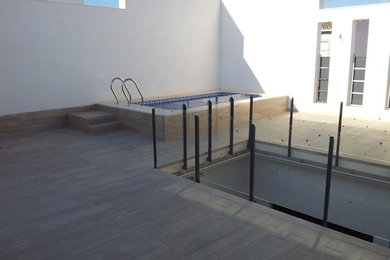 Ejemplo de terraza actual de tamaño medio sin cubierta en azotea