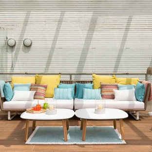 Ejemplo de terraza marinera, de tamaño medio, en patio trasero, con pérgola