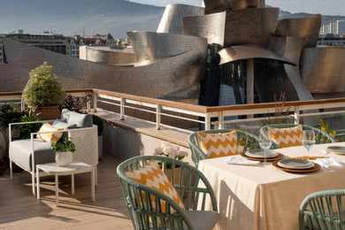 Diseño de terraza tradicional renovada grande en azotea con ducha exterior y toldo