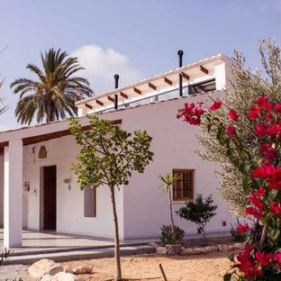 Esempio di un piccolo portico mediterraneo davanti casa con lastre di cemento e un tetto a sbalzo