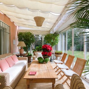 Ispirazione per un grande portico shabby-chic style dietro casa con un portico chiuso e un parasole