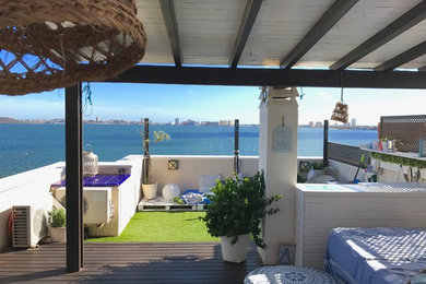 Diseño de terraza mediterránea grande en azotea con brasero y pérgola