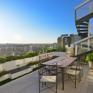 Ejemplo de terraza contemporánea, sin cubierta, en azotea, con jardín de macetas