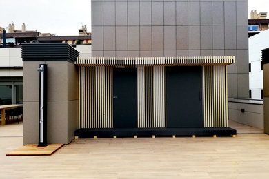 Foto de terraza moderna de tamaño medio en azotea con ducha exterior y pérgola