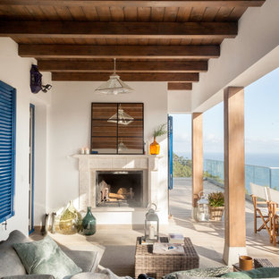 Ejemplo de terraza marinera, en anexo de casas, con chimenea
