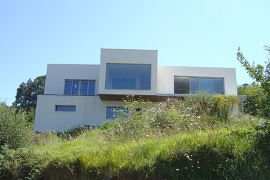 Modelo de terraza actual de tamaño medio en patio delantero y anexo de casas con entablado