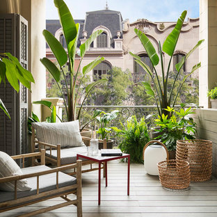 Diseño de terraza mediterránea, grande, con jardín de macetas