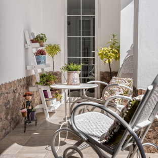 Immagine di un portico boho chic di medie dimensioni e dietro casa con un giardino in vaso e un tetto a sbalzo