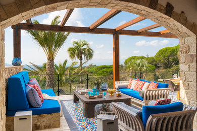 Foto de terraza mediterránea con pérgola