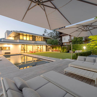 Ispirazione per una grande terrazza contemporanea dietro casa con un parasole