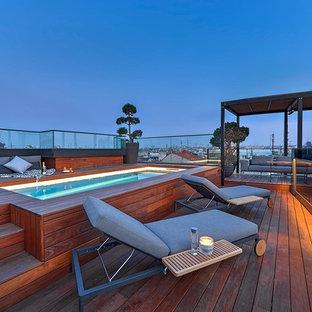 Modelo de terraza contemporánea, grande, en azotea, con fuente y pérgola