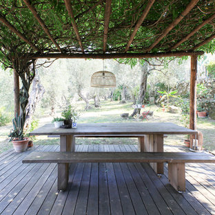 Immagine di una terrazza mediterranea dietro casa con una pergola