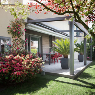 Immagine di una terrazza minimal di medie dimensioni e in cortile con una pergola