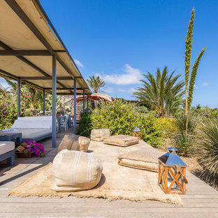 Esempio di una terrazza mediterranea con un parasole