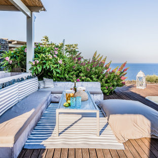 Immagine di una grande terrazza mediterranea dietro casa con nessuna copertura