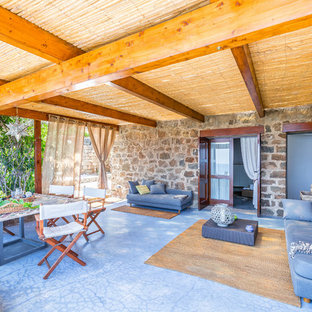 Ispirazione per una terrazza costiera con un tetto a sbalzo