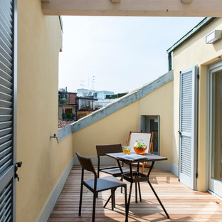 Esempio di una piccola terrazza classica nel cortile laterale con una pergola