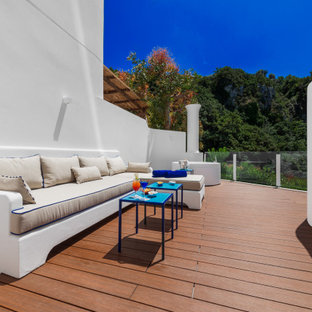 Large minimalist courtyard deck container garden photo in Naples