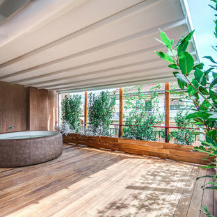 Idee per una terrazza contemporanea con un parasole
