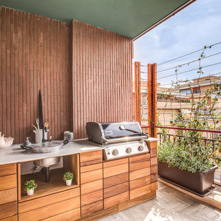 Esempio di una terrazza minimal con un tetto a sbalzo