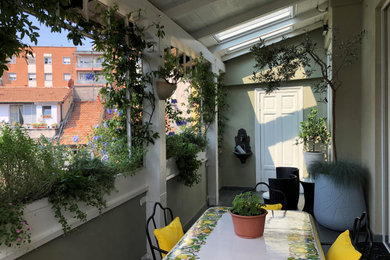 Immagine di una piccola terrazza boho chic sul tetto con un giardino in vaso e un tetto a sbalzo