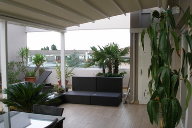 Esempio di una terrazza moderna di medie dimensioni con una pergola