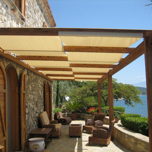 Foto di una terrazza mediterranea con una pergola