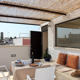 Ispirazione per una terrazza mediterranea sul tetto e sul tetto con una pergola