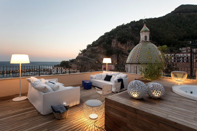 Idées déco pour une terrasse contemporaine avec une cuisine d'été et une pergola.