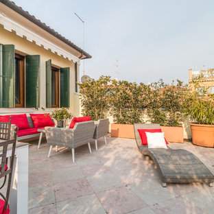 Immagine di una terrazza mediterranea con nessuna copertura e un giardino in vaso