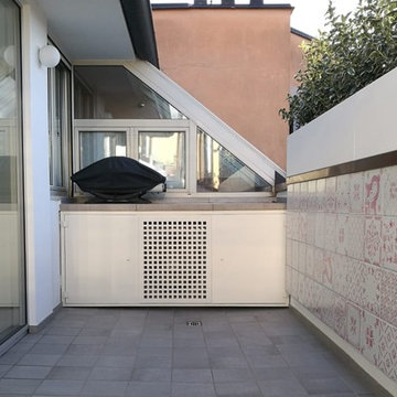 Terrazzo con fiorere, armadio da esterno e panca in acciaio verniciato