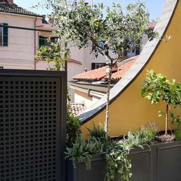 Terrazzo con fioriere classiche e mobili su misura