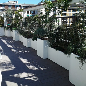 Terrazzo con fioriere perimetrali in acciaio e pannelli per rampicanti